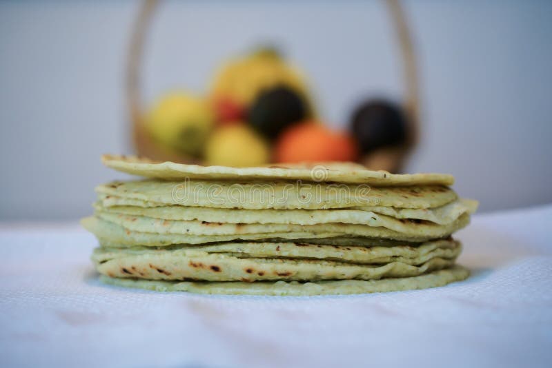 На таблице tortillas листьев кактуса и корзина плодов стоковое фото На таблице tortillas листьев кактуса и корзина плодов стоковое фото