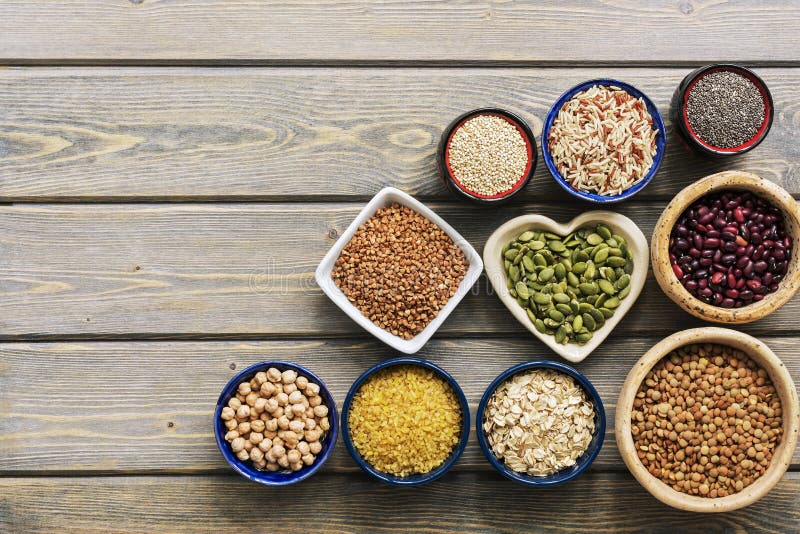 Набор зерна различного †superfoods» все, фасоли, семена, бобы в шарах на деревянной таблице планки Взгляд сверху, космос экземп стоковое изображение Набор зерна различного †superfoods» все, фасоли, семена, бобы в шарах на деревянной таблице планки Взгляд сверху, космос экземп стоковое изображение