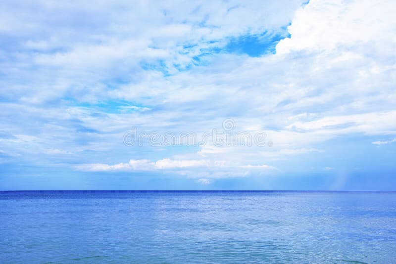 Небо Seascape голубое с фото запаса вида на море облаков стоковые фотографии rf Небо Seascape голубое с фото запаса вида на море облаков стоковые фотографии rf