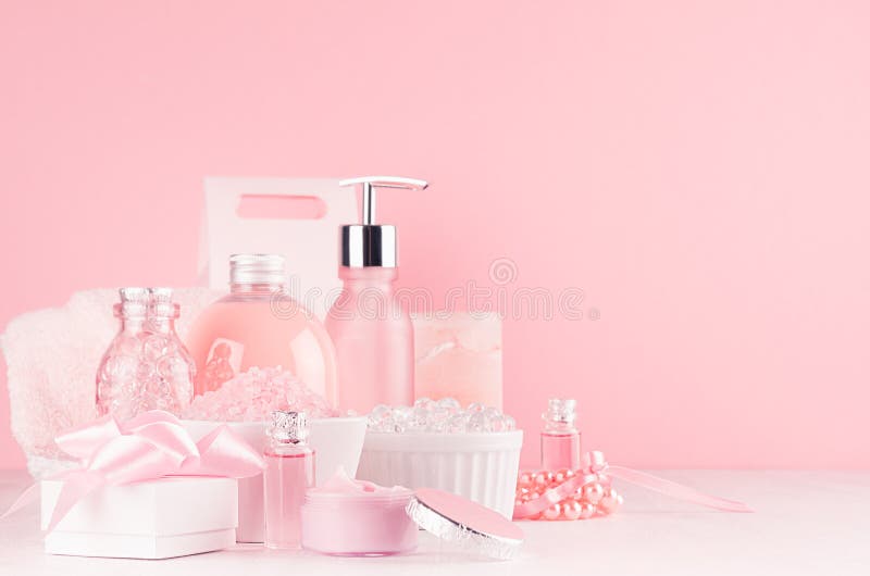 Нежная girlish одевая таблица с продуктами косметик - подняло масло, соль для принятия ванны, сливк, духи, полотенце хлопка, буты стоковое фото Нежная girlish одевая таблица с продуктами косметик - подняло масло, соль для принятия ванны, сливк, духи, полотенце хлопка, буты стоковое фото