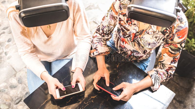 Подруги играя на стеклах vr на открытом воздухе - виртуальная реальность и пригодная для носки концепция техника с молодыми людьм стоковое изображение rf Подруги играя на стеклах vr на открытом воздухе - виртуальная реальность и пригодная для носки концепция техника с молодыми людьм стоковое изображение rf