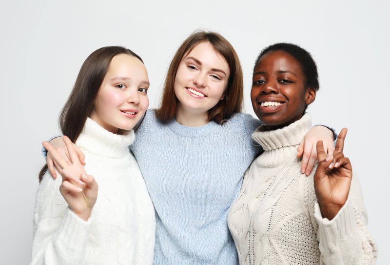 Портрет конца-вверх 3 multiracial, Афро-американских и европейских девушек стоковые изображения Портрет конца-вверх 3 multiracial, Афро-американских и европейских девушек стоковые изображения