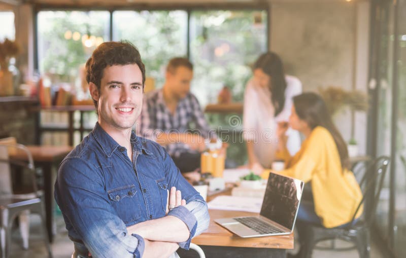 Портрет красивого руководителя человека работая офиса команды coworking стоковые фотографии rf Портрет красивого руководителя человека работая офиса команды coworking стоковые фотографии rf