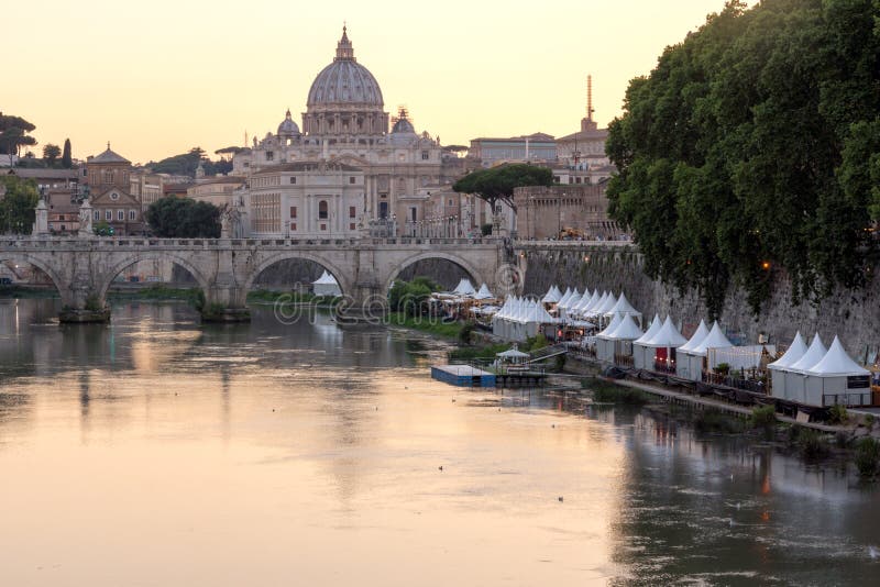 Панорама захода солнца реки Тибра, моста St Angelo и базилики St Peter в Риме, Италии стоковые фото Панорама захода солнца реки Тибра, моста St Angelo и базилики St Peter в Риме, Италии стоковые фото