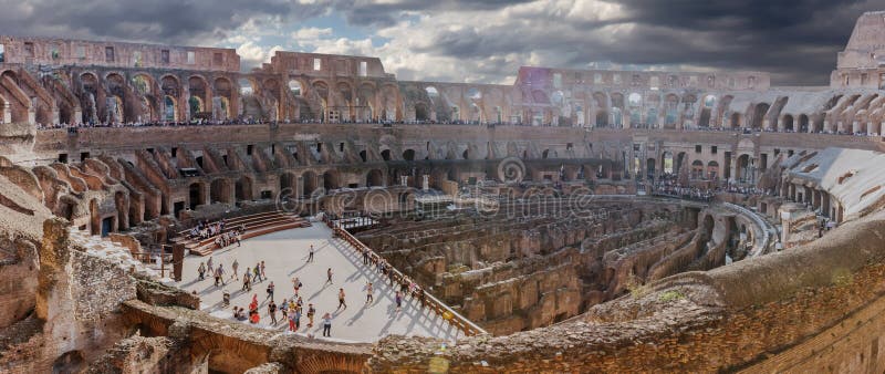 Панорама интерьера и арены Colosseum, Рима, Италии стоковые изображения rf Панорама интерьера и арены Colosseum, Рима, Италии стоковые изображения rf
