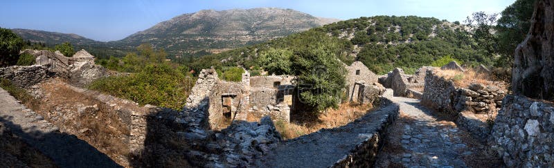 Панорамный взгляд сверху острова Kefalonia, моря и деревни разрушил землетрясением на солнечный день в Греции стоковое изображение rf Панорамный взгляд сверху острова Kefalonia, моря и деревни разрушил землетрясением на солнечный день в Греции стоковое изображение rf