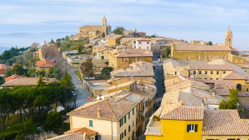 Панорамный вид Montepulciano от крыш стоковая фотография rf Панорамный вид Montepulciano от крыш стоковая фотография rf