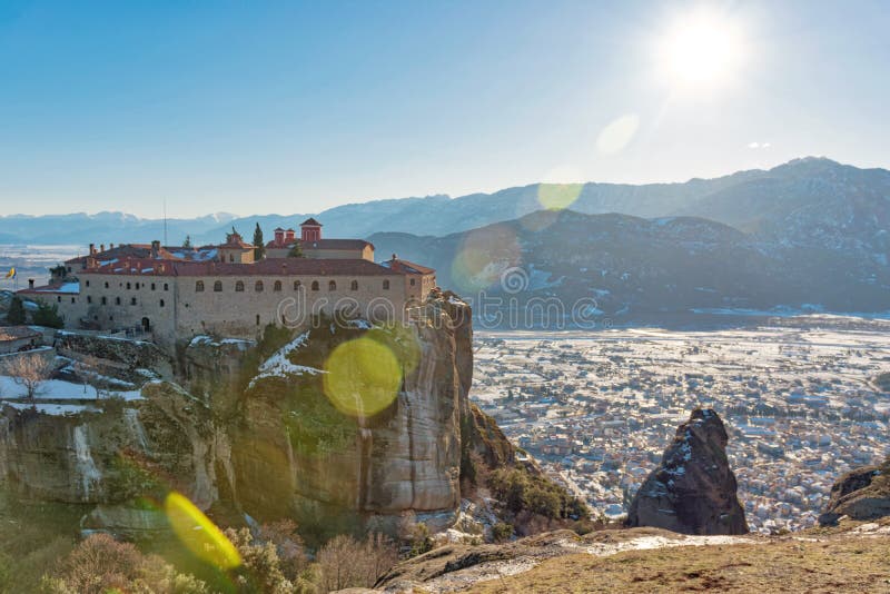 Панорамный вид монастыря Meteora на высоком утесе в зимнем времени, Греции стоковые фотографии rf Панорамный вид монастыря Meteora на высоком утесе в зимнем времени, Греции стоковые фотографии rf