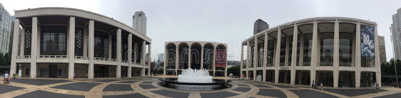 ПАНОРАМНЫЙ ВНЕШНИЙ ЦЕНТР ЛИНКОЛЬНА ДЛЯ ИСПОЛНИТЕЛЬСКИХ ИСКУССТВ NYC стоковое изображение rf ПАНОРАМНЫЙ ВНЕШНИЙ ЦЕНТР ЛИНКОЛЬНА ДЛЯ ИСПОЛНИТЕЛЬСКИХ ИСКУССТВ NYC стоковое изображение rf