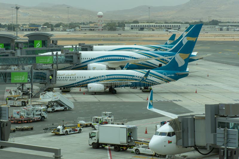Парки самолета воздуха Омана на международном аэропорте Muscat стоковое изображение rf Парки самолета воздуха Омана на международном аэропорте Muscat стоковое изображение rf