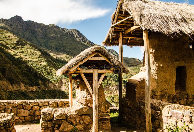 Перу, май, около Pisac, покрыванные соломой сельскохозяйственные строительства горного склона, флигели стоковое фото Перу, май, около Pisac, покрыванные соломой сельскохозяйственные строительства горного склона, флигели стоковое фото