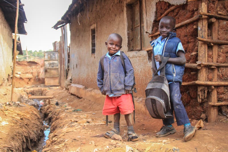 2 плохих черных мальчика в трущобах идут обучить в плохом районе Kibera стоковое изображение 2 плохих черных мальчика в трущобах идут обучить в плохом районе Kibera стоковое изображение