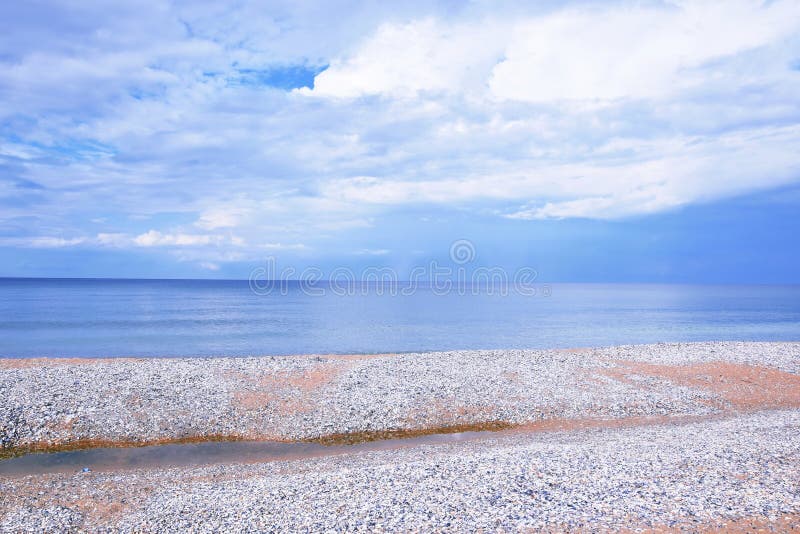 Пляж Seascape покрытый с Seashells подпирает сценарное фото запаса обоев предпосылки ландшафта стоковое фото Пляж Seascape покрытый с Seashells подпирает сценарное фото запаса обоев предпосылки ландшафта стоковое фото