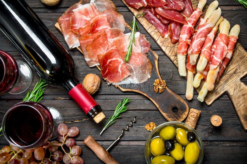 Предпосылка Antipasto Различная закуска мяса с оливками, jamon и красным вином стоковое изображение Предпосылка Antipasto Различная закуска мяса с оливками, jamon и красным вином стоковое изображение