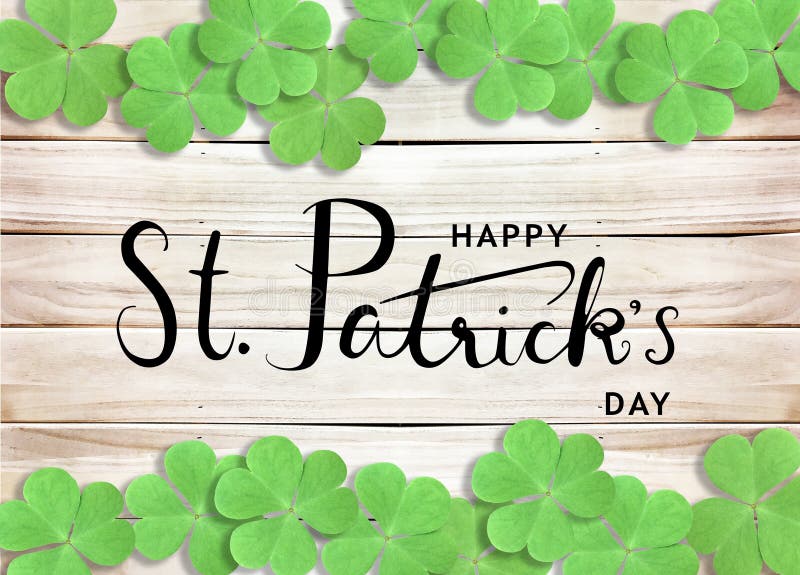 Предпосылка оформления текста черноты дня счастливого St. Patrick с зелеными Shamrocks на деревянной текстуре стоковые фотографии rf Предпосылка оформления текста черноты дня счастливого St. Patrick с зелеными Shamrocks на деревянной текстуре стоковые фотографии rf