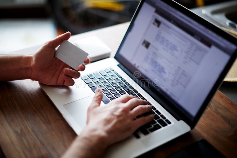 Оnline robi zakupy w domu, krzyża proces zdjęcie stock Оnline robi zakupy w domu, krzyża proces zdjęcie stock