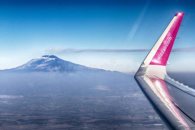 Самолет авиакомпании Wizzair летает над небесами Сицилии стоковые изображения Самолет авиакомпании Wizzair летает над небесами Сицилии стоковые изображения