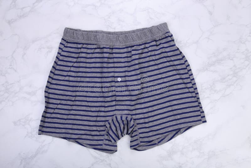 Серый цвет striped голубые шорты боксера людей на мраморной предпосылке стоковое фото rf