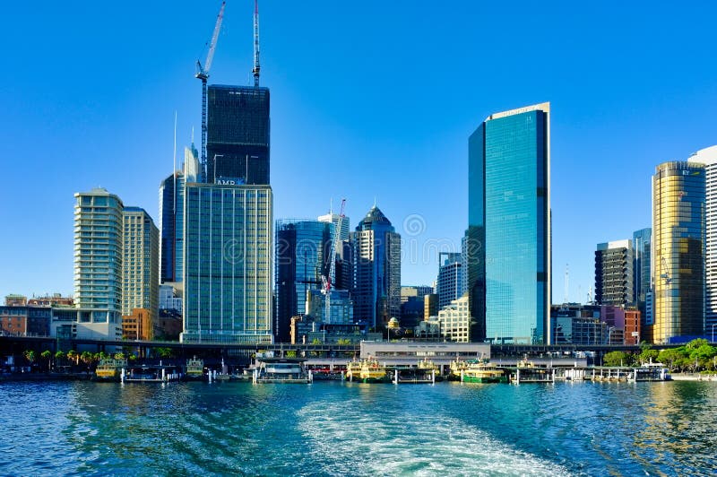 Сидней CBD и круговой паромный терминал набережной, NSW, Австралия стоковое фото rf Сидней CBD и круговой паромный терминал набережной, NSW, Австралия стоковое фото rf