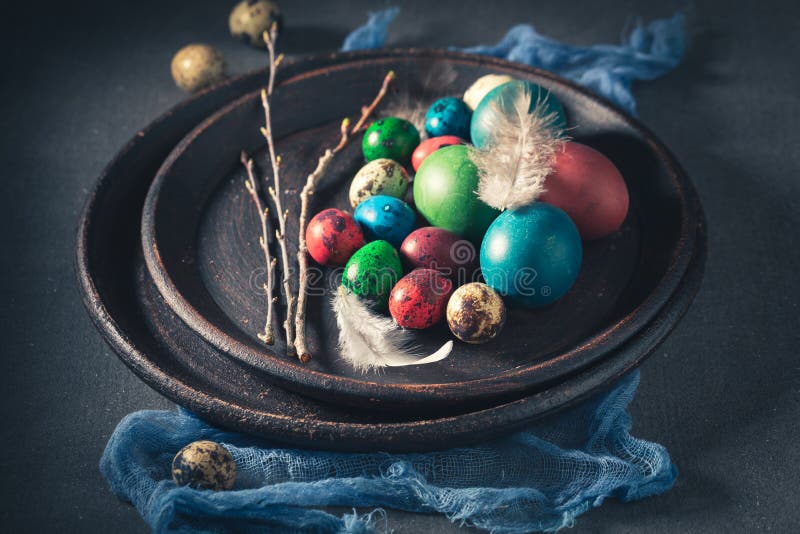 Яйца Colourfull для пасхи в старой плите глины стоковые фотографии rf Яйца Colourfull для пасхи в старой плите глины стоковые фотографии rf