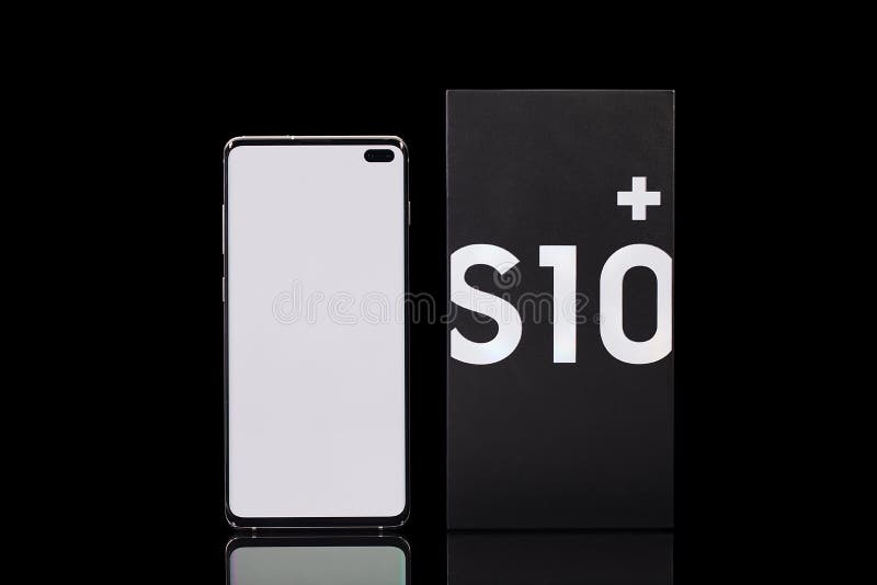 Смартфон и коробка галактики S10+ Samsung стоковые фотографии rf Смартфон и коробка галактики S10+ Samsung стоковые фотографии rf