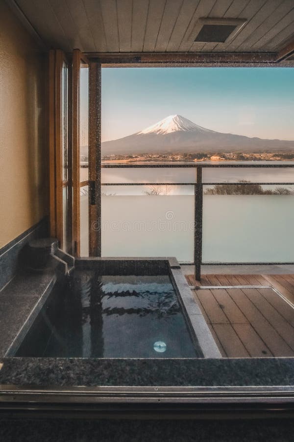 Японцы горячей ванны onsen в традиционном ryokan курорте с красивым Mt Предпосылка взгляда Фудзи на озере Kawaguchiko, Yamanashi, стоковая фотография rf Японцы горячей ванны onsen в традиционном ryokan курорте с красивым Mt Предпосылка взгляда Фудзи на озере Kawaguchiko, Yamanashi, стоковая фотография rf
