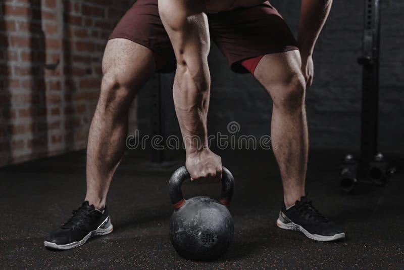 Спортсмен Crossfit работая с kettlebell на спортзале Красивый человек делая функциональную тренировку Практикуя разминка стоковое изображение rf Спортсмен Crossfit работая с kettlebell на спортзале Красивый человек делая функциональную тренировку Практикуя разминка стоковое изображение rf