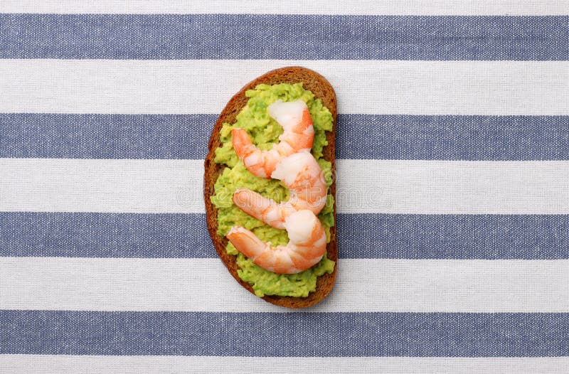 Сэндвич с guacomole авокадоа и srimp морепродуктов на светлой предпосылке стоковое изображение Сэндвич с guacomole авокадоа и srimp морепродуктов на светлой предпосылке стоковое изображение