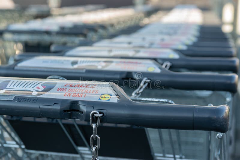 Супермаркет Lidl вагонеток покупок конца-вверх стоковые фото Супермаркет Lidl вагонеток покупок конца-вверх стоковые фото