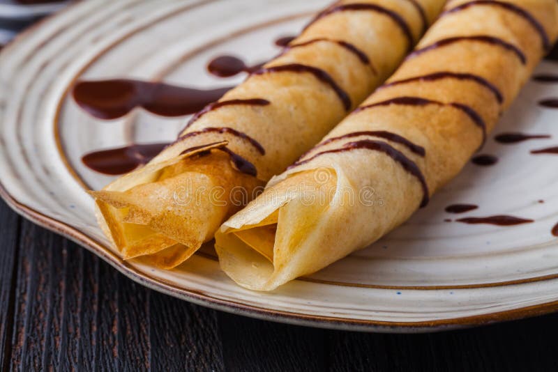 Стог crepes, тонких блинчиков, русское bliny стоковые фотографии rf Стог crepes, тонких блинчиков, русское bliny стоковые фотографии rf