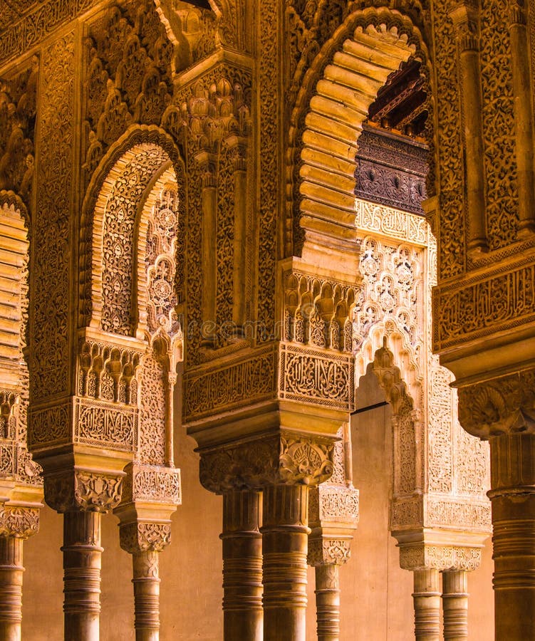 Столбцы Испании, Андалусии, Альгамбра, Moorish, сложных высекаенные и столицы, своды стоковое изображение rf Столбцы Испании, Андалусии, Альгамбра, Moorish, сложных высекаенные и столицы, своды стоковое изображение rf