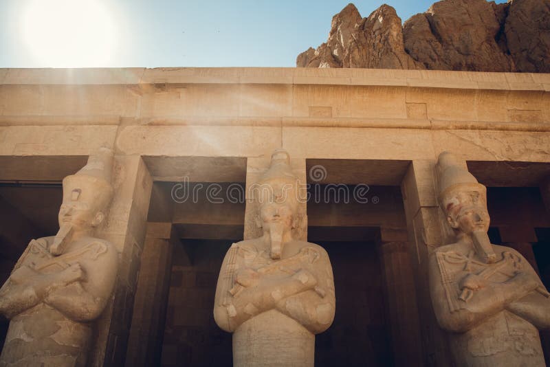 Статуя большего египетского фараона в Luxor Temple, Египте стоковое изображение rf Статуя большего египетского фараона в Luxor Temple, Египте стоковое изображение rf