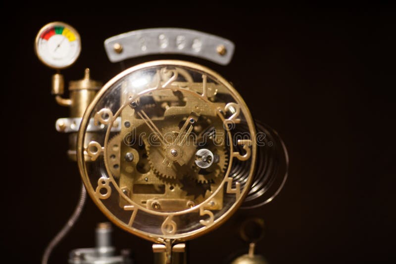 Стилизованные часы металла steampunk Часы винтажной концепции механические стоковая фотография Стилизованные часы металла steampunk Часы винтажной концепции механические стоковая фотография