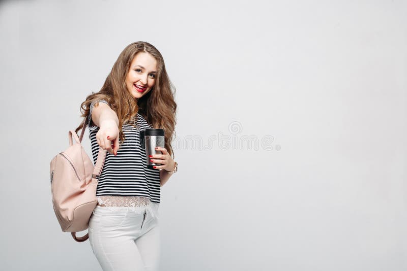Стильная девушка брюнет держа thermos с теплым кофе стоковые фото