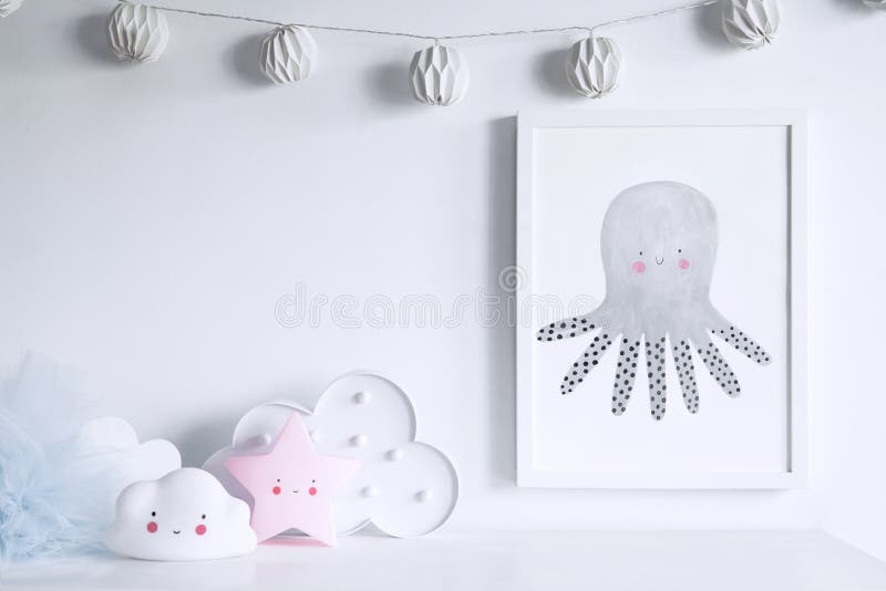 Стильная скандинавская newborn полка младенца с насмешкой вверх по рамке, коробке, плюшевому мишке и игрушкам фото стоковая фотография rf Стильная скандинавская newborn полка младенца с насмешкой вверх по рамке, коробке, плюшевому мишке и игрушкам фото стоковая фотография rf