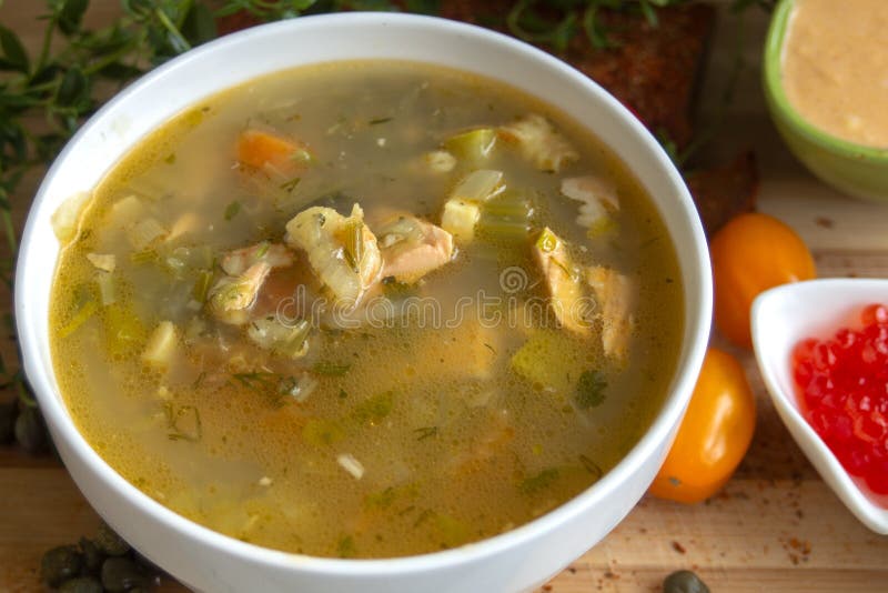 Среднеземноморской суп с овощами и морепродуктами на предпосылке соуса яйца, томатов вишни и икры семг стоковые изображения rf Среднеземноморской суп с овощами и морепродуктами на предпосылке соуса яйца, томатов вишни и икры семг стоковые изображения rf