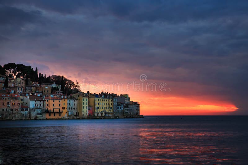 Яркий заход солнца во впечатляющем романтичном старом городке Rovinj, полуострове Istrian, Хорватии, Европе стоковая фотография rf Яркий заход солнца во впечатляющем романтичном старом городке Rovinj, полуострове Istrian, Хорватии, Европе стоковая фотография rf