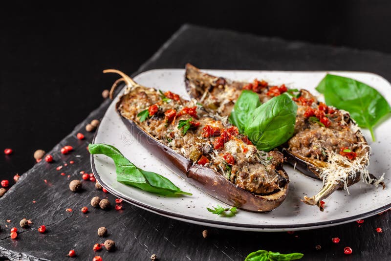 улитки соуса кухни португальские Испеченные баклажаны с грибами, мясом, овощами и сыром пармезан, выборочным фокусом стоковое фото улитки соуса кухни португальские Испеченные баклажаны с грибами, мясом, овощами и сыром пармезан, выборочным фокусом стоковое фото