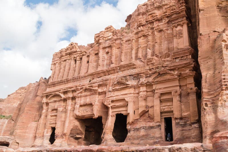 Усыпальница дворца в утесе в городе красной розы Petra, Джордан стоковые фото Усыпальница дворца в утесе в городе красной розы Petra, Джордан стоковые фото