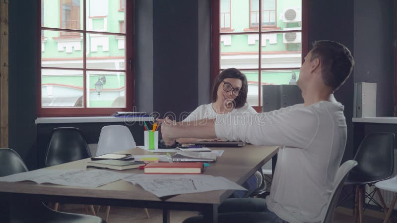 Утомленные работники на месте службы стоковое фото Утомленные работники на месте службы стоковое фото