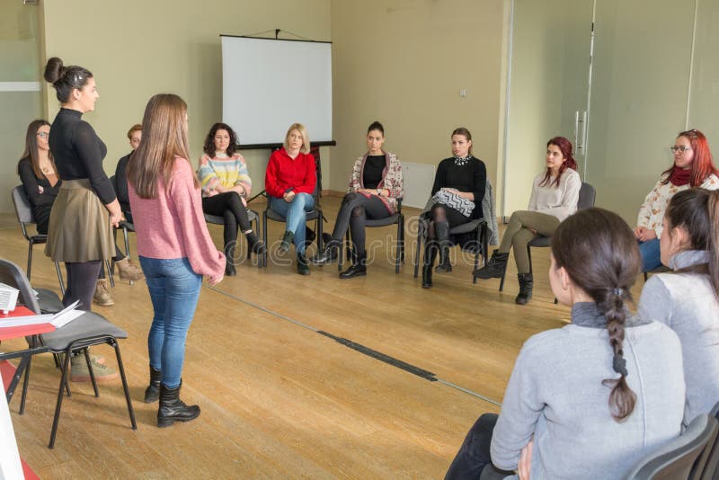 2 учителя и группы в составе молодые студенты имея групповое обсуждение в большом классе и сидя в круге на стульях стоковые изображения rf 2 учителя и группы в составе молодые студенты имея групповое обсуждение в большом классе и сидя в круге на стульях стоковые изображения rf