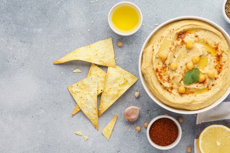 Шар Hummus, который служат с обломоками tortilla Ближневосточная еда стоковые фотографии rf Шар Hummus, который служат с обломоками tortilla Ближневосточная еда стоковые фотографии rf