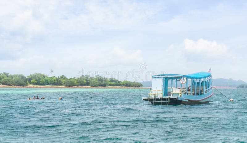 Шлюпка путешествия с флагом Таиланда в seascape стоковая фотография Шлюпка путешествия с флагом Таиланда в seascape стоковая фотография