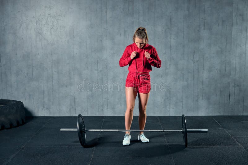 Штанга красивой женщины фитнеса поднимаясь Весы Sporty женщины поднимаясь Подходящая девушка работая мышцы здания стоковая фотография Штанга красивой женщины фитнеса поднимаясь Весы Sporty женщины поднимаясь Подходящая девушка работая мышцы здания стоковая фотография