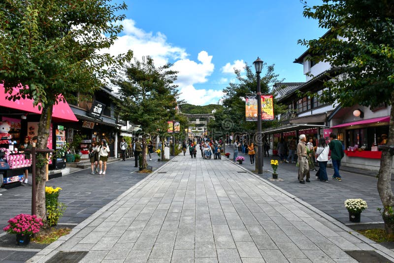 Торговая улица водя к святыне Dazaifu Tenmangu стоковое изображение rf Торговая улица водя к святыне Dazaifu Tenmangu стоковое изображение rf