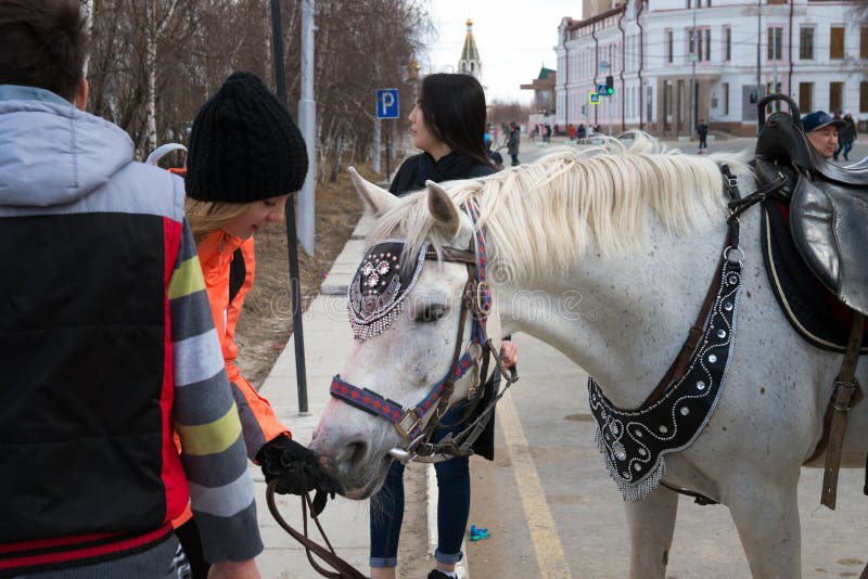 Торжество в городе по случаю Дня Труда Верховая езда на международный День Труда праздника стоковые фотографии rf Торжество в городе по случаю Дня Труда Верховая езда на международный День Труда праздника стоковые фотографии rf