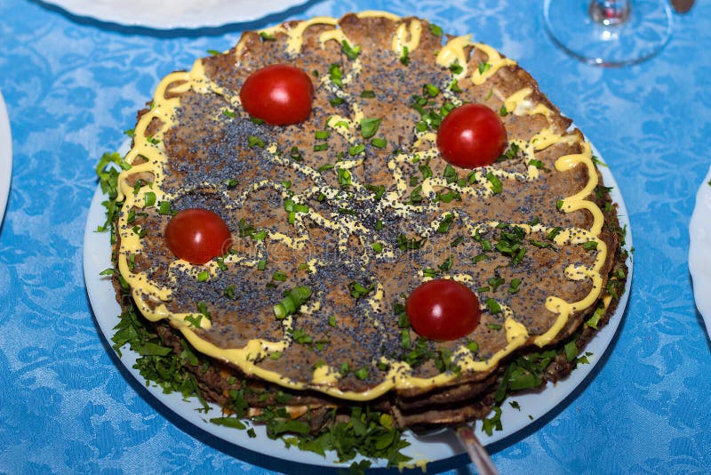 Торт печени украшенный с кусками томатов вишни стоковая фотография Торт печени украшенный с кусками томатов вишни стоковая фотография
