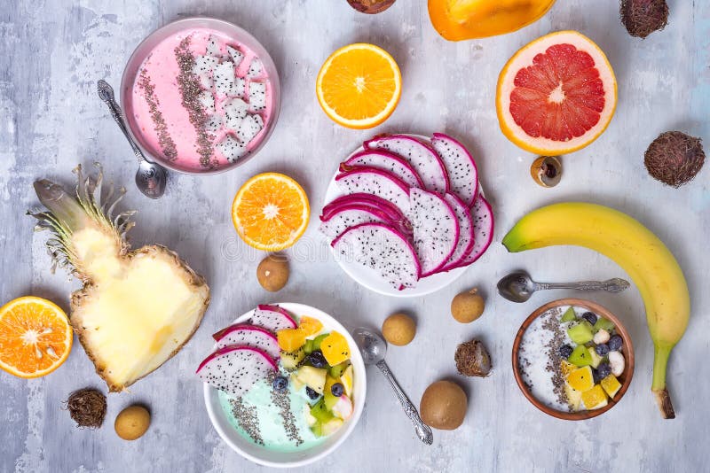 Таблица завтрака с шарами smoothie клубники йогурта и свежими троповыми плодами на серой каменной предпосылке Шар Acai стоковое фото rf Таблица завтрака с шарами smoothie клубники йогурта и свежими троповыми плодами на серой каменной предпосылке Шар Acai стоковое фото rf