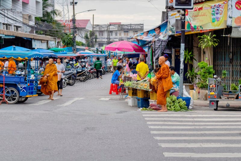 Тайские люди на провинции Prachuabkirikhan показывая свой образ жизни на рынке утра с много монахов идя вокруг Prachuabkirikhan стоковое изображение rf Тайские люди на провинции Prachuabkirikhan показывая свой образ жизни на рынке утра с много монахов идя вокруг Prachuabkirikhan стоковое изображение rf