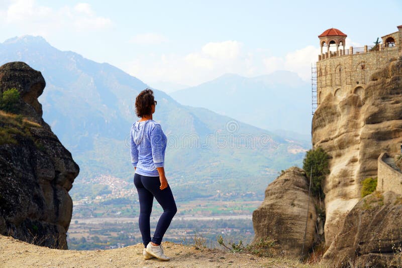 Турист восхищает красивый ландшафт Meteora, Греции со своими монастырями, своими горами и своей природой стоковая фотография Турист восхищает красивый ландшафт Meteora, Греции со своими монастырями, своими горами и своей природой стоковая фотография